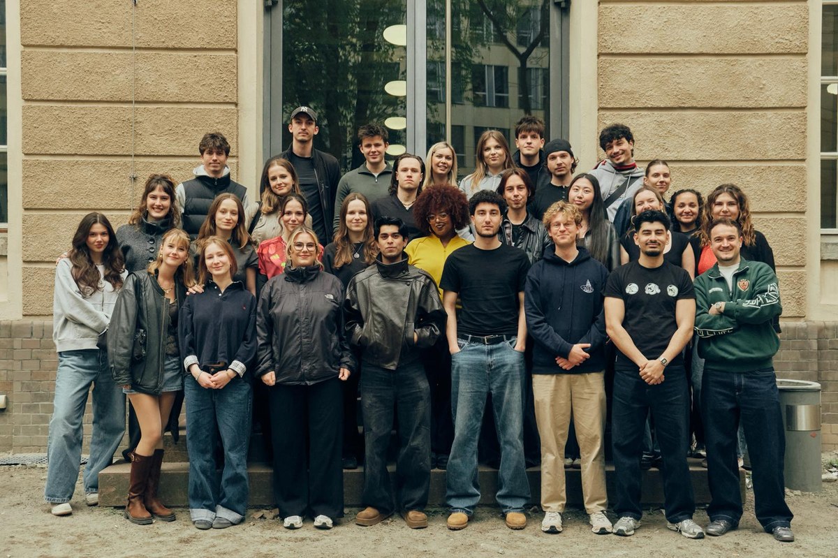 Engagierte Studierende des StuRa WiWi vor dem Fakultätsgebäude
